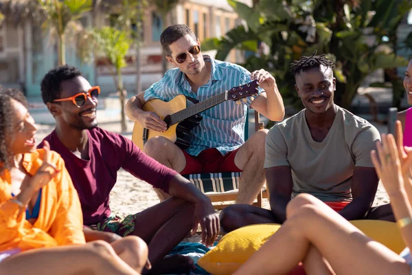 Diversos Amigos Felizes Tocando Guitarra Praia Passar Tempo Qualidade Estilo — Fotografia de Stock