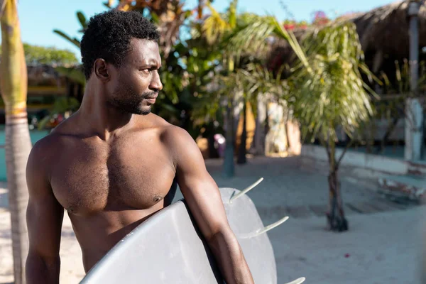 Feliz Hombre Afroamericano Sosteniendo Tabla Surf Playa Pasar Tiempo Calidad —  Fotos de Stock