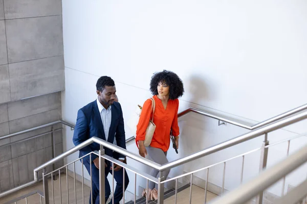 Счастливые Африканские Бизнесмены Ходят Разговаривают Лестнице Глобальный Бизнес Финансы Офисная — стоковое фото