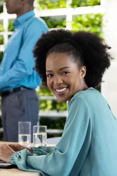 Retrato Feliz Mujer Negocios Afroamericana Con Portátil Oficina Moderna Negocios —  Fotos de Stock