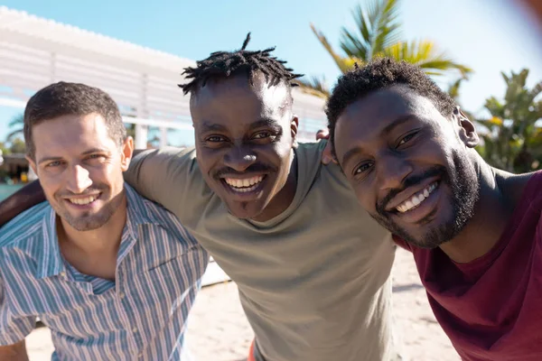 Retrato Amigos Varones Felices Diversos Abrazando Sonriendo Playa Con Espacio —  Fotos de Stock