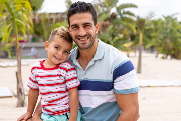 快乐的父亲和儿子在海滩上拥抱和微笑的肖像 花费高质量的时间 生活方式 夏季和假期概念 — 图库照片