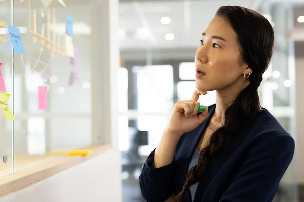 Nachdenkliche Asiatische Frau Brainstorming Und Schreiben Auf Glastafel Büro Unternehmen — Stockfoto