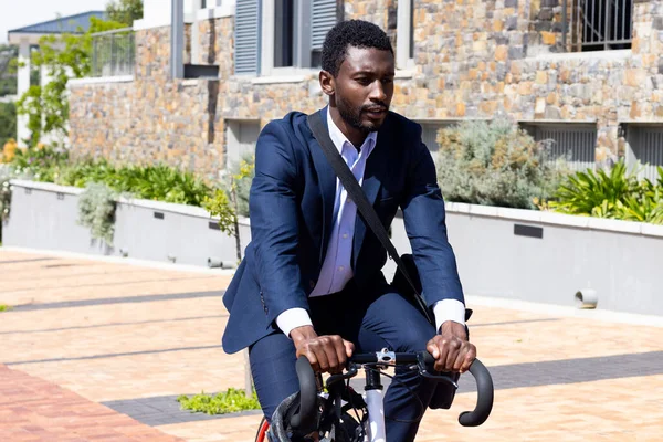Empresário Afro Americano Vestindo Terno Ciclismo Para Trabalhar Com Bolsa — Fotografia de Stock