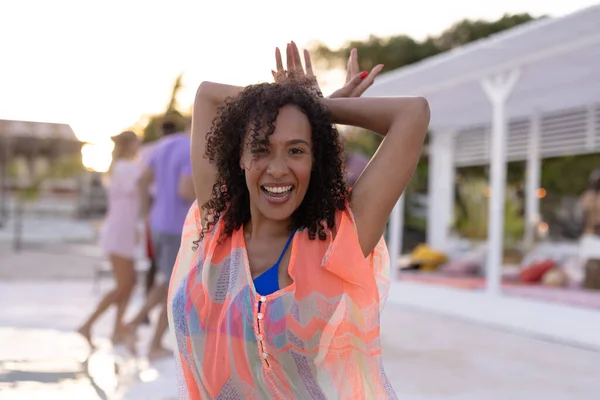 Портрет Щасливої Афро Американської Жінки Танцює Посміхається Пляжі Проводячи Якісний — стокове фото