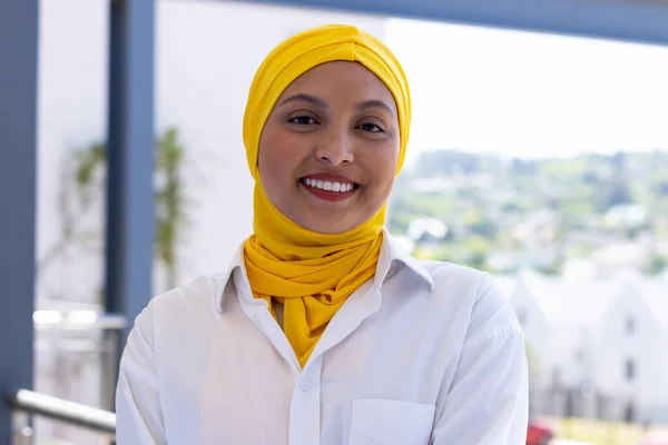 Retrato Feliz Mujer Negocios Birracial Con Hijab Oficina Moderna Negocios —  Fotos de Stock