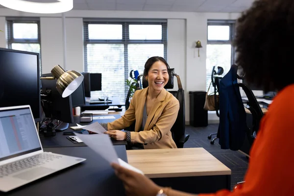 Щаслива Азіатська Бізнес Леді Офісі Розмовляє Жінкою Колегою Офісі Бізнес — стокове фото