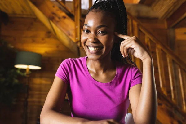 Portrét Šťastné Africké Američanky Která Tráví Čas Srubu Videohovor Lodní — Stock fotografie