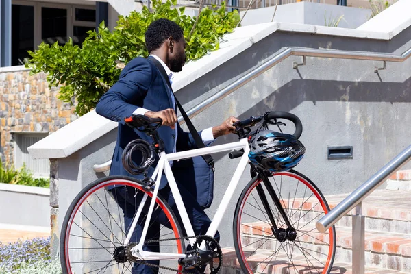 Африканський Американський Бізнесмен Костюмі Утримує Велосипед Сходах Продовжуйте Комунальна Офісна — стокове фото