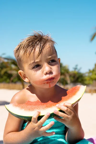 Χαρούμενο Παιδί Που Τρώει Καρπούζι Δίπλα Στην Πισίνα Χρόνος Τρόπος — Φωτογραφία Αρχείου