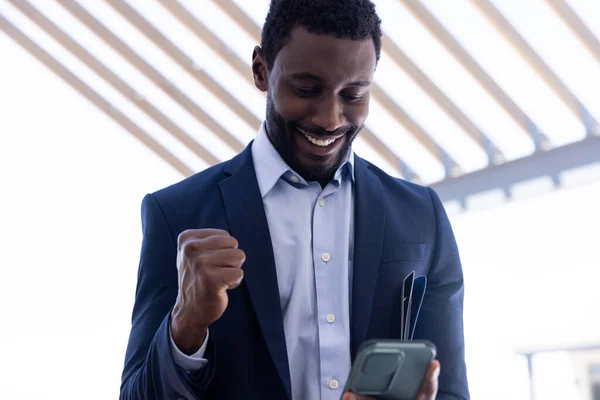 Feliz Hombre Negocios Afroamericano Utilizando Tableta Fuera Oficina Moderna Negocios — Foto de Stock