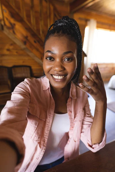 一个快乐的非洲裔美国女人花时间在木屋和视频通话的肖像 自然和生活方式概念 — 图库照片
