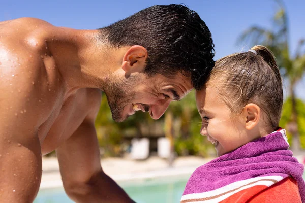 快乐的父亲和女儿在游泳池边用毛巾擦拭 花费高质量的时间 生活方式 夏季和假期概念 — 图库照片