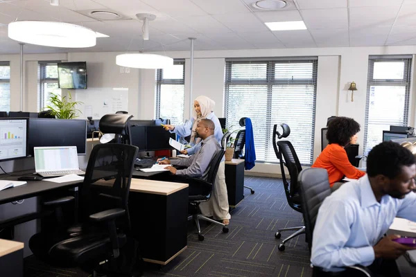 在开放的办公空间中工作的男女商人多种多样 合作和办公室概念工作 — 图库照片