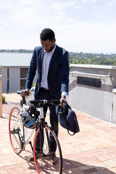 Африканський Американський Бізнесмен Носить Костюм Їздить Роботу Сумкою Велосипеді Продовжуйте — стокове фото