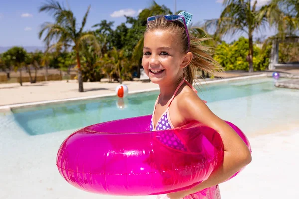 一个快乐的女孩在游泳池边笑着拿着泳圈的画像 花费高质量的时间 生活方式 夏季和假期的概念 — 图库照片