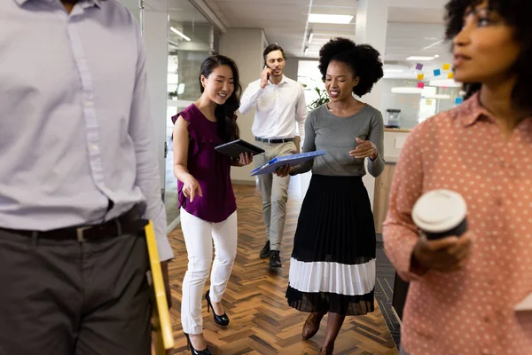 コーヒーとオフィスを歩く文書を持つ多様な幸せな女性と男性のビジネスマン 協力の考え方 — ストック写真