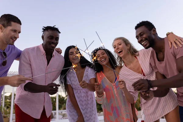 Mutlu Farklı Arkadaşlar Havuz Başında Parti Veriyor Havuz Başında Maytap — Stok fotoğraf