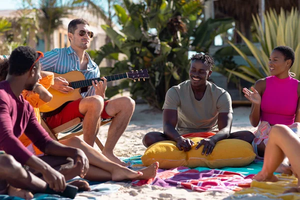 Fericiți Prieteni Diverși Cântând Chitară Cântând Plajă Petrecerea Timpului Calitate — Fotografie, imagine de stoc