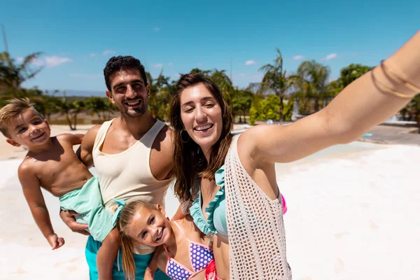 Feliz Familia Birracial Tomando Selfie Playa Pasar Tiempo Calidad Estilo — Foto de Stock