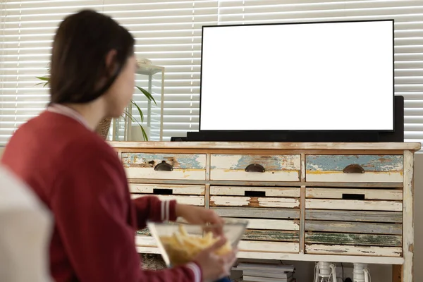 自宅に座っている間 フランスのフライドポテトを持っているとテレビを見て白人の若い女性は スペースをコピーします 変更されていない ライフスタイル 食べ物 窓のブラインドと技術の概念 — ストック写真