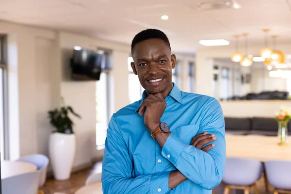 Портрет Щасливого Афроамериканського Бізнесмена Сучасному Офісі Глобальний Бізнес Фінанси Офісна — стокове фото