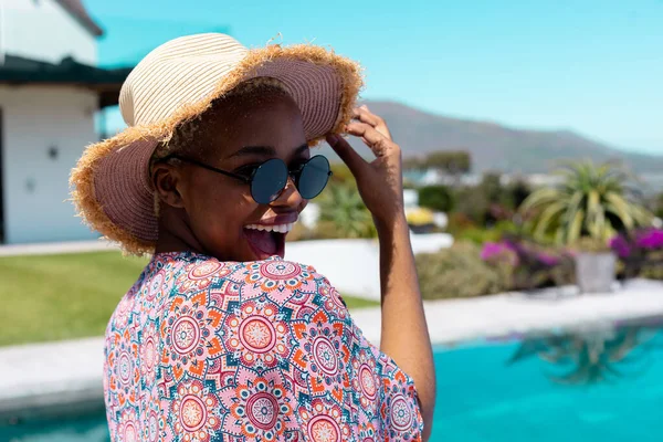 Retrato Mulher Americana Africana Feliz Usando Chapéu Palha Óculos Sol — Fotografia de Stock