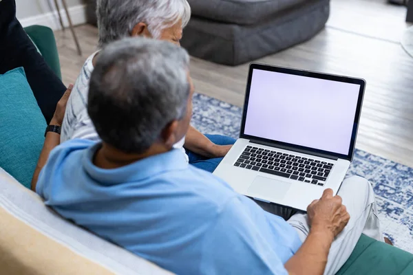 Biracial Senior Paar Mit Laptop Beim Entspannen Auf Dem Sofa — Stockfoto