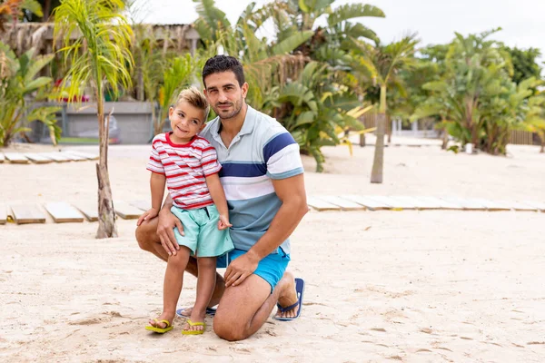 Retrato Feliz Padre Hijo Birracial Abrazando Sonriendo Playa Con Cámara —  Fotos de Stock