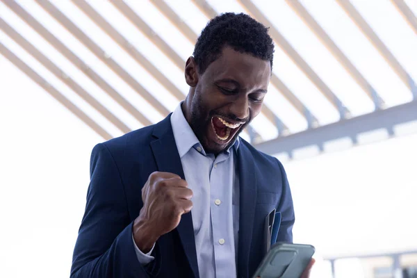 快乐的非洲裔美国商人在现代办公室外使用平板电脑 全球商业 庆祝和办公室概念 — 图库照片