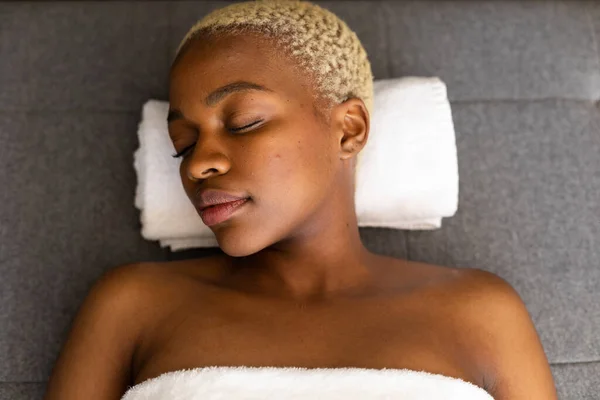 Χαρούμενη Αφροαμερικανή Ξαπλωμένη Στην Πετσέτα Μάτια Κλειστά Spa Χαλάρωση Ομορφιά — Φωτογραφία Αρχείου