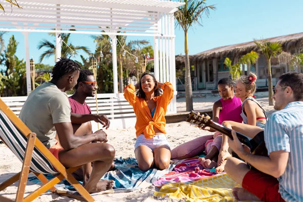 Glückliche Freunde Die Strand Gitarre Spielen Qualitätszeit Lebensstil Freundschaft Sommerzeit — Stockfoto
