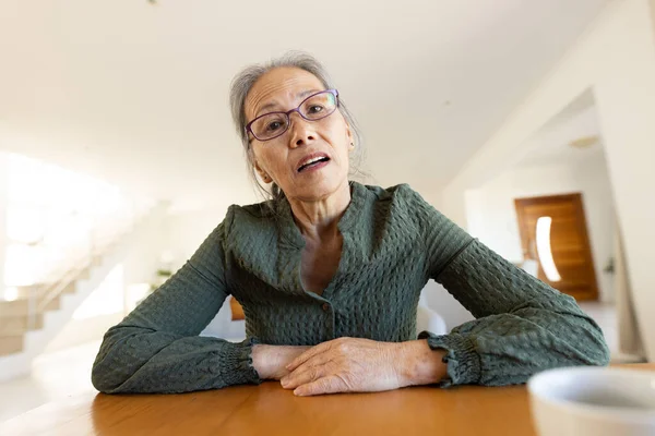 Inquiet Senior Asiatique Femme Ayant Appel Vidéo Passez Temps Qualité — Photo