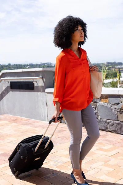 Glückliche Afrikanisch Amerikanische Geschäftsfrau Die Einem Sonnigen Tag Mit Gepäck — Stockfoto