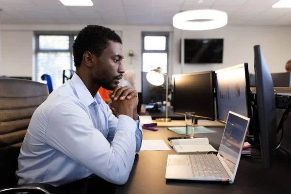 Африканський Американець Працює Ноутбуці Офісі Бізнес Корпорація Співпраця Робота Офісній — стокове фото