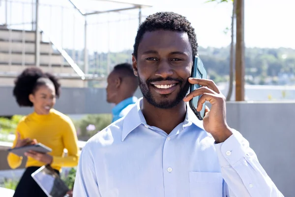 Портрет Щасливого Афроамериканського Бізнесмена Який Розмовляє Смартфоні Своїми Колегами Глобальний — стокове фото