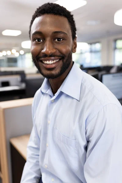 Vertikal Bild Lycklig Afrikansk Amerikansk Affärsman Tittar Kameran Kontoret Yrkesverksamma — Stockfoto