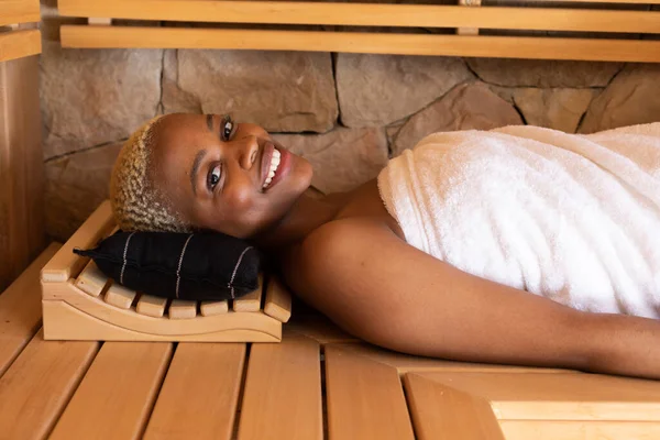 Havlu Giyip Saunada Yatan Mutlu Afro Amerikan Kadın Portresi Spa — Stok fotoğraf