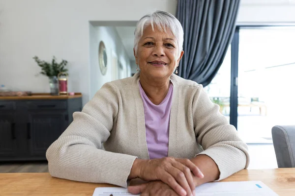 Porträtt Leende Biracial Senior Kvinna Med Grått Kort Hår Sitter — Stockfoto