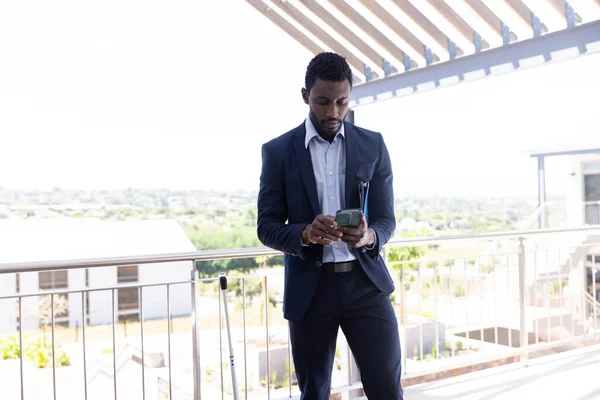 Happy Afro Amerikaanse Zakenman Met Behulp Van Tablet Buiten Modern — Stockfoto