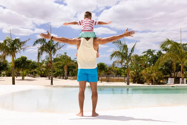 水泳プールで腕を広げる幸せな出産の父と息子 質の高い時間 ライフスタイル 休暇の概念を過ごす — ストック写真