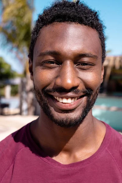 幸せなアフリカ系アメリカ人の男性のカメラを見て ビーチで笑顔の肖像画 質の高い時間 ライフスタイル 夏と休暇の概念を過ごす — ストック写真