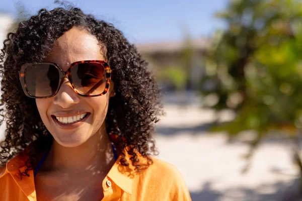 幸せなアフリカ系アメリカ人女性の肖像画のカメラを見て ビーチでは コピースペースで笑顔 質の高い時間 ライフスタイル 夏と休暇の概念を過ごす — ストック写真