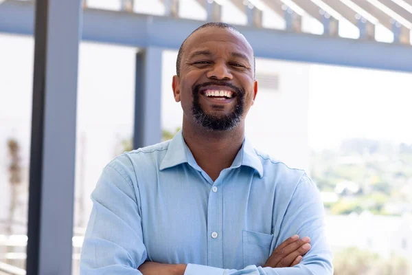 Портрет Щасливого Афроамериканського Бізнесмена Сучасному Офісі Глобальний Бізнес Фінанси Офісна — стокове фото