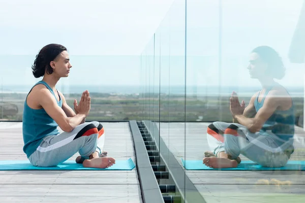 Glücklicher Mann Der Yoga Macht Auf Dem Balkon Meditiert Zeit — Stockfoto