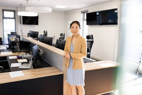 Щаслива Азіатська Бізнес Леді Дивиться Камеру Офісі Бізнес Професіонали Робота — стокове фото