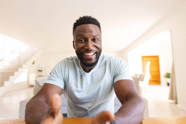 Glücklicher Afrikanisch Amerikanischer Mann Sitzt Tisch Und Hat Videoanrufe Qualitätszeit — Stockfoto