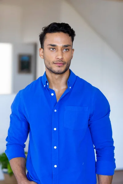 Hombre Birracial Reflexivo Camisa Casual Azul Sonriendo Mirando Hacia Otro — Foto de Stock