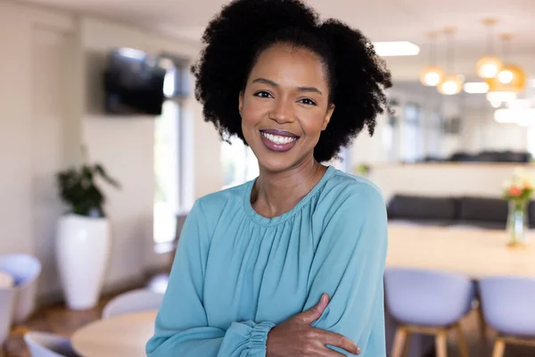 Modern Ofisteki Mutlu Afro Amerikan Kadınının Portresi Küresel Finans Ofis — Stok fotoğraf