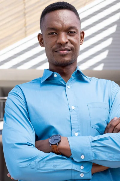 Portrét Šťastného Afroamerického Podnikatele Venku Moderní Kanceláři Globální Obchodní Finanční — Stock fotografie